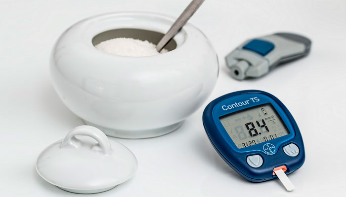 Glucómetro, para la medición en sangra de la glucosa esencial para un enfermo de diabetes 